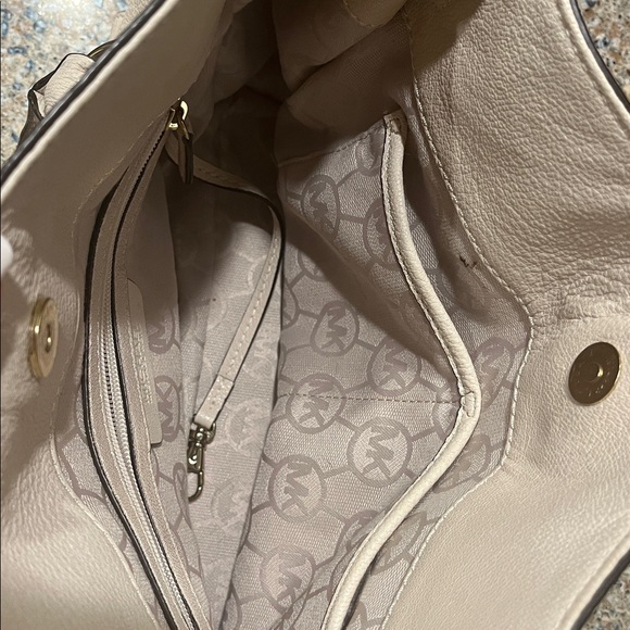 Michael Kors Hamilton Crossbody -Cream - Picture 8 of 9